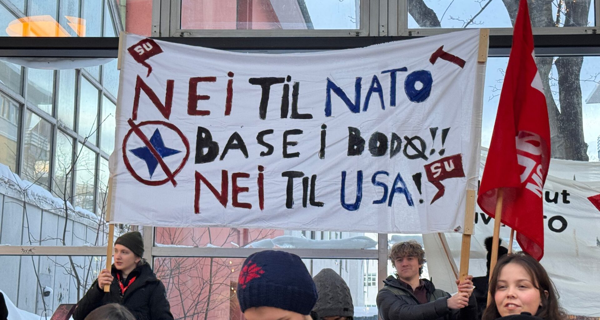 Demonstrasjon, Rød Ungdom | Høylytt protest i Glasshuset: – Verdens største terrororganisasjon - Avisa Nordland