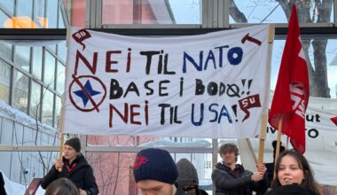 Demonstrasjon, Rød Ungdom | Høylytt protest i Glasshuset: – Verdens største terrororganisasjon - Avisa Nordland