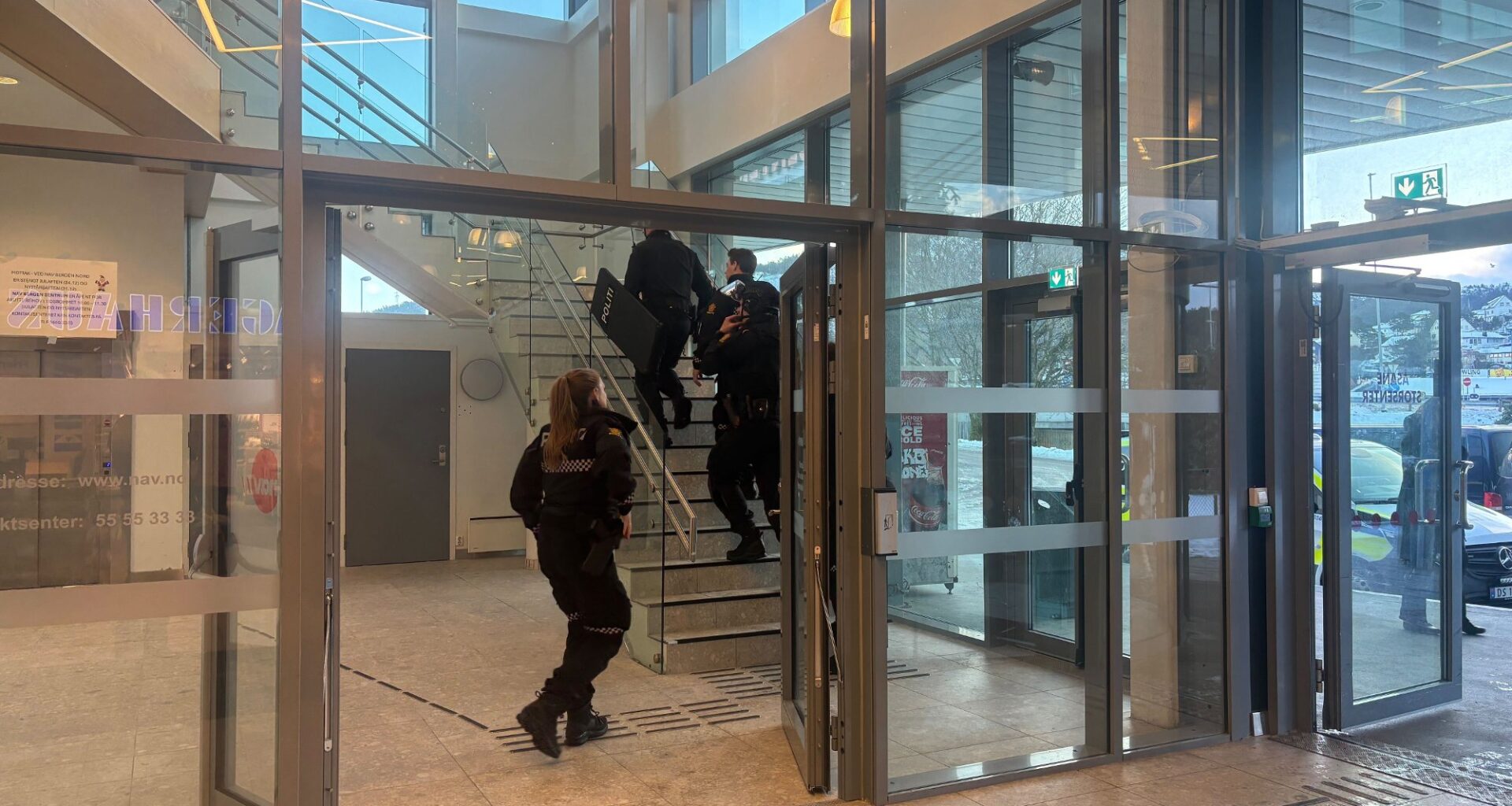 Politi, Nav | Her stormer politiet Nav Åsane: – Truet med bruk av skytevåpen