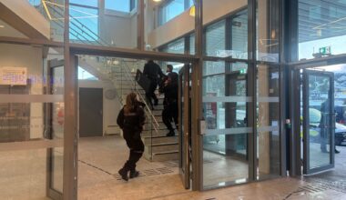 Politi, Nav | Her stormer politiet Nav Åsane: – Truet med bruk av skytevåpen