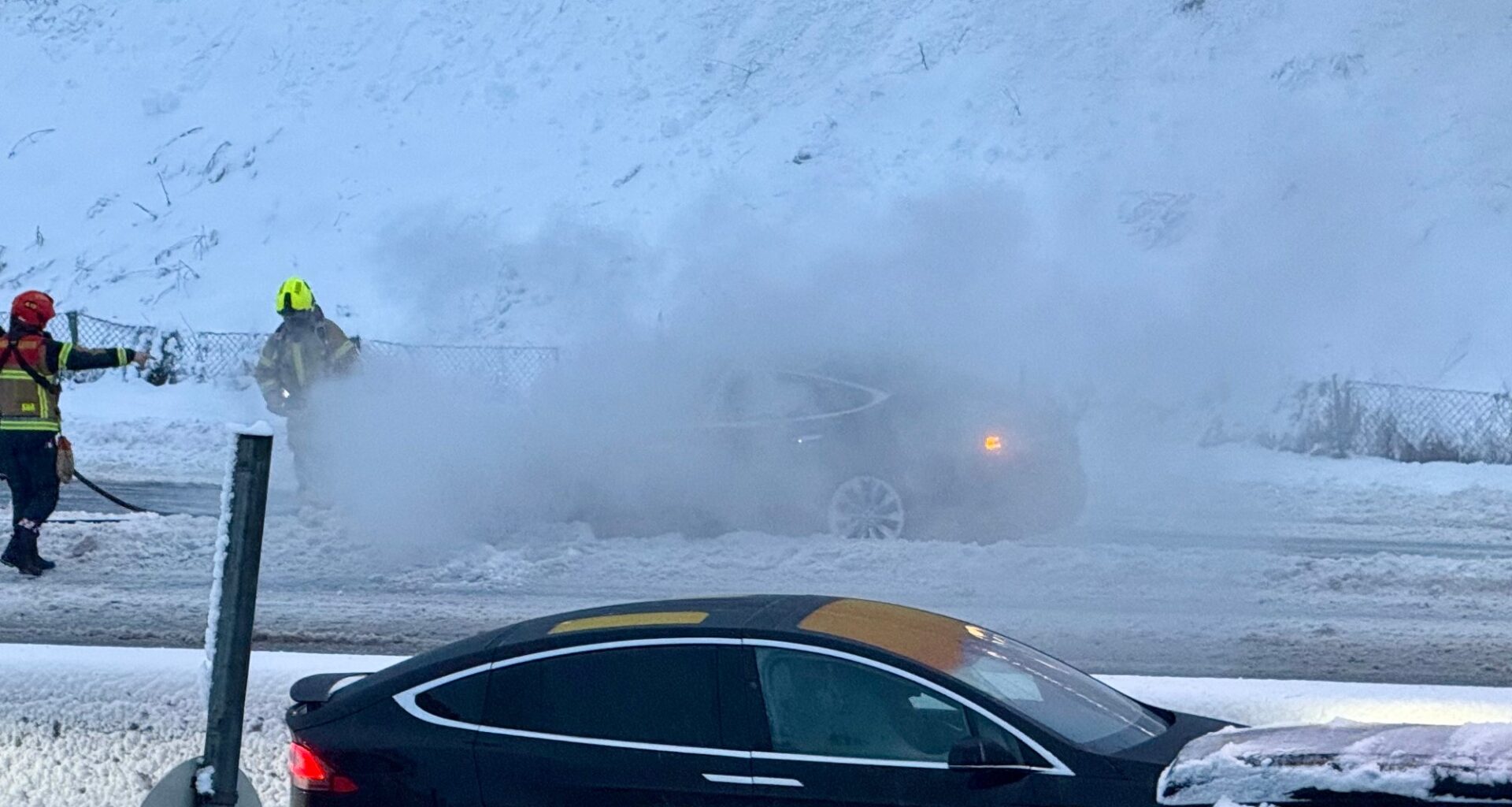 E18, Tesla | Trailer sakset på E18 – Tesla i brann