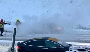 E18, Tesla | Trailer sakset på E18 – Tesla i brann