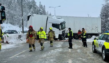 Trafikk, Lier | Kaos på E18: Trailer sto på tvers og Tesla sto i brann