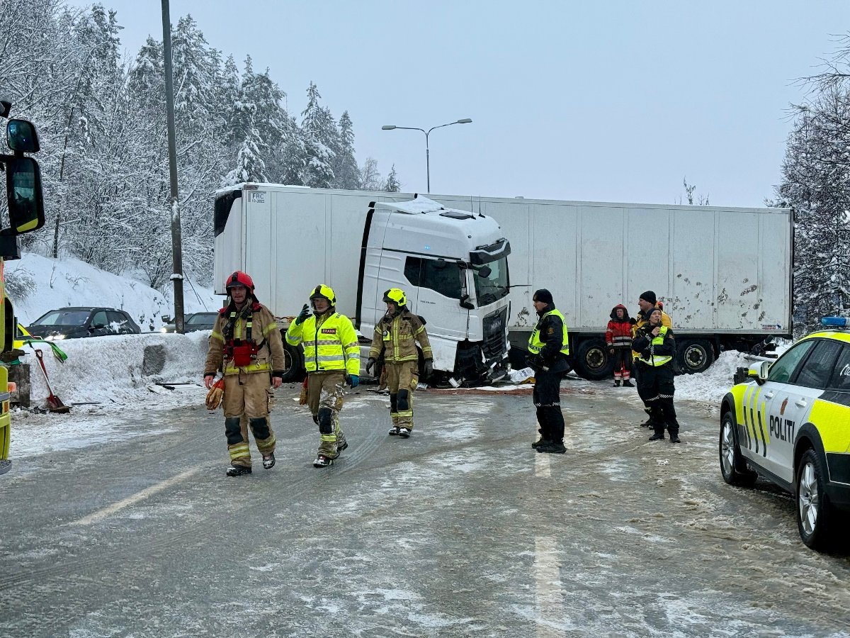 Trafikk, Lier | Kaos på E18: Trailer sto på tvers og Tesla sto i brann