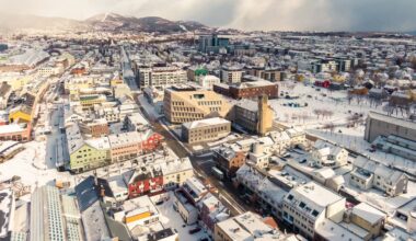 En by med mange bygninger