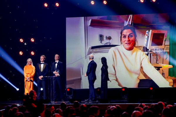 Hamar 20260110. 
Skiskytter Johannes Thingnes Bø og  langrennsløper Therese Johaug  (på storskjerm) mottar Idrettsgallaens hederspris fra statsminister Jonas Gahr Støre (Ap) og idrettspresident Zaineb Al-Samarai og programlederne Mia Hundvin og Erik Solbakken under Idrettsgallaen i Hamar OL-amfi lørdag kveld. 
Foto: Geir Olsen / NTB