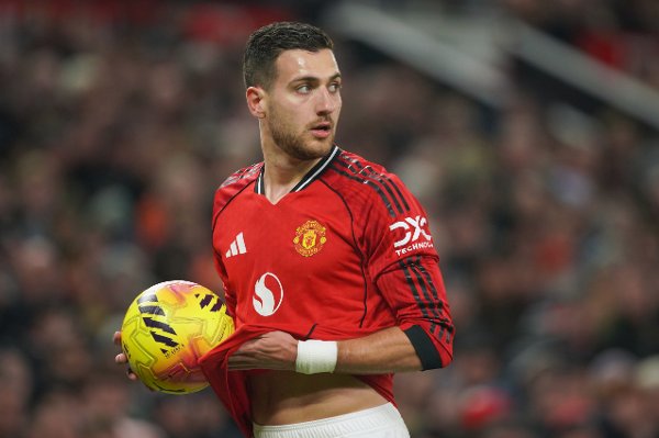 Manchester United's Diogo Dalot during the English Premier League soccer match between Manchester United and West Ham United in Manchester, England, Thursday, Dec. 4, 2025. (AP Photo/Ian Hodgson)