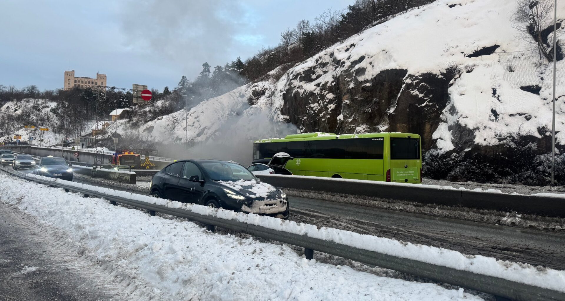 Ulykke, E18 | Brann i buss på E18: – Massiv kø