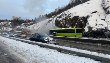 Ulykke, E18 | Brann i buss på E18: – Massiv kø