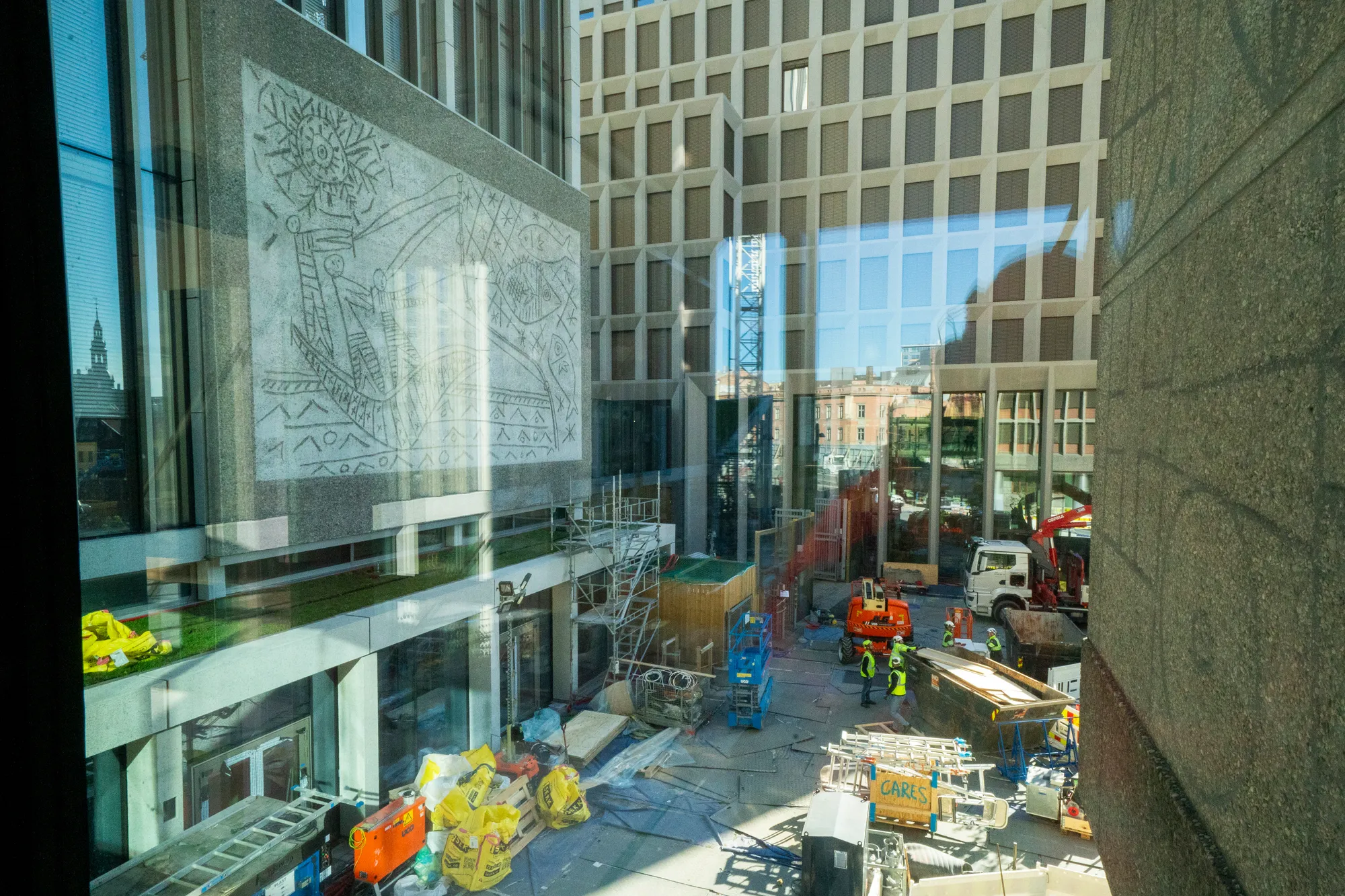 I regjeringskvartalet i Oslo har mange hatt jobb de siste årene, her sett fra broen mellom A-blokka og Høyblokka. Men i byggebransjen ser man stadig mørkere på framtida, viser NHOs medlemsundersøkelse.