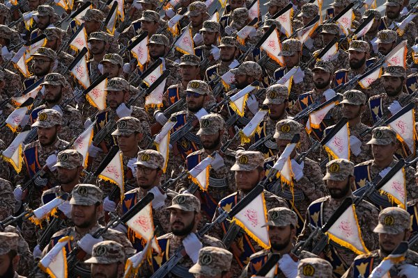 FRYKTET: Irans fryktede revolusjonsgarde, som er direkte underlagt prestestyret, marsjerer her under en parade i Teheran i 2024.