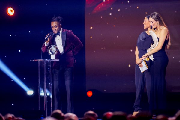 Hamar 20260110. 
Friidrettsutøver Salum Kashafali mottar prisen Årets mannlige parautøver under Idrettsgallaen i Hamar OL-amfi lørdag kveld. Prisen deles ut av Cecilia Brækhus og Christina Vukicevic.
Foto: Geir Olsen / NTB