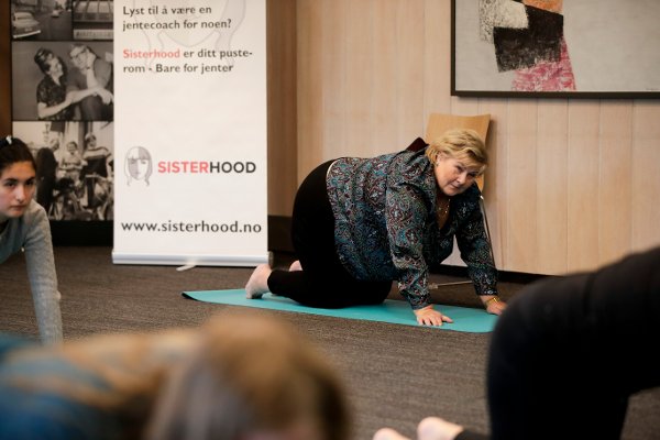 Oslo 20201008. 
Statsminister Erna Solberg (H) gjør yoga øvelser sammen med jenter som er med i gruppen 