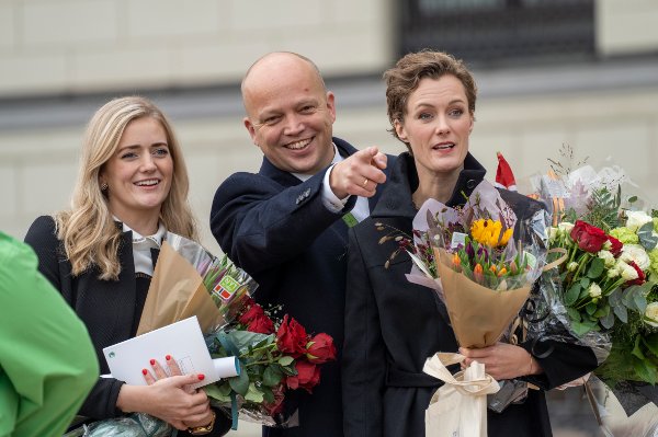 SVERGET: Kultur- og likestillingsminister Anette Trettebergstuen (t.h.) på Slottsplassen etter hun har sverget troskap til kongen i regjeringens første statsråd på slottet.