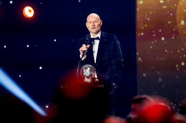 Hamar 20260110. 
Fotballtrener Ståle Solbakken mottar prisen Årets trener under Idrettsgallaen i Hamar OL-amfi lørdag kveld.
Foto: Geir Olsen / NTB
