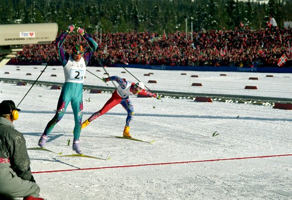 Lillehammer 19940222
Vinter-OL på Lillehammer.
4x10 km herrer.  Bjørn Dæhlie i mål etter italienske Silvio Fauner.
Italia vant, Norge kom på annen plass og Finland på tredje.
Det norske laget besto av; Sture Sivertsen, 1. etappe, Vegard Ulvang, 2. etappe,  Thomas Alsgaard, 3. etappe og Bjørn Dæhlie siste etappe.
Foto: Jon Eeg / NTB  



