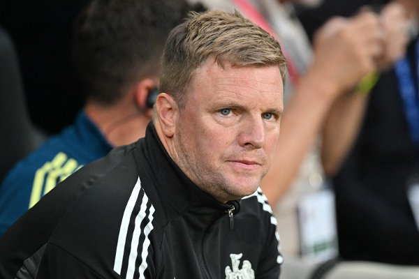 Newcastle United's English head coach Eddie Howe looks on ahead of kick-off in the English Premier League football match between Newcastle United and Liverpool at St James' Park in Newcastle-upon-Tyne, north east England on August 25, 2025. (Photo by ANDY BUCHANAN / AFP) / RESTRICTED TO EDITORIAL USE. No use with unauthorized audio, video, data, fixture lists, club/league logos or 'live' services. Online in-match use limited to 120 images. An additional 40 images may be used in extra time. No video emulation. Social media in-match use limited to 120 images. An additional 40 images may be used in extra time. No use in betting publications, games or single club/league/player publications. / 