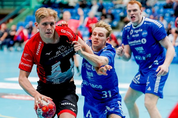 Drammen, Norge  20220506. 
Arendals Jørg William Fiala Gjermundnes mot Drammens Ola Lillelien under håndballkampen mellom Drammen og ØIF Arendal i Drammenshallen.
Foto: Heiko Junge / NTB