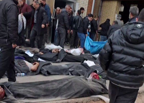 LIKPOSER: Regimet i Iran har slått hardt ned på protestene og mange er drept. Dette bildet, som er hentet fra en video postet på sosiale medier 13. januar, viser døde som er lagt i poser ved et rettsmedisinsk senter i Kahrizas i Iran. Lignende videoer som viser de samme scenene, dukket først opp 10. januar.