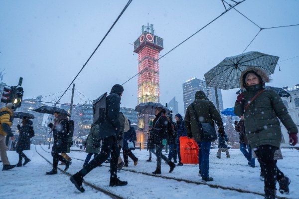 Oslo 20240202. 
Snøen laver ned over Oslo, her på Jernbanetorget og Oslo S, fredag morgen.
Foto: Håkon Mosvold Larsen / NTB