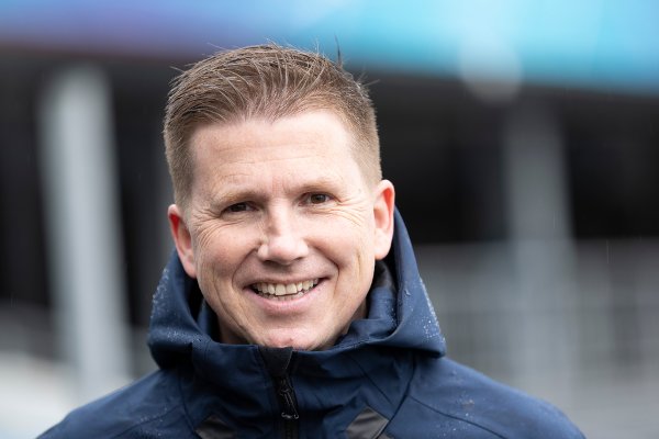 Oberstdorf, Tyskland 20211228. 
Viasat-kommentator Kasper Wikestad på plass i Schattenbergbakken i Oberstdorf foran det første rennet i den Tysk-Østerrikske hoppuka.
Foto: Geir Olsen / NTB