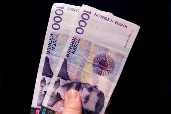 Oslo  20170711.
Illustrasjonsbilde av to norske tusenlapper.
Foto: Jon Olav Nesvold / NTB