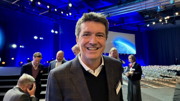 Mann ser inn i kamera