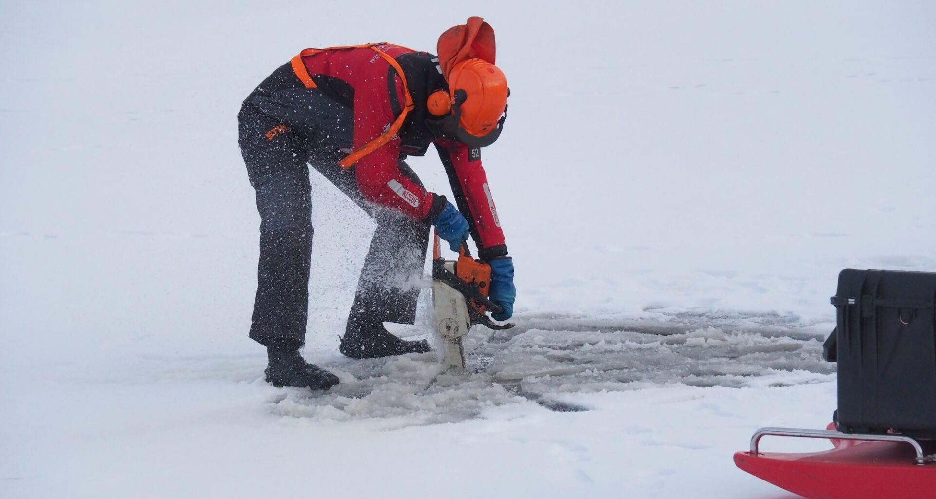 Brannvesenet, Trygg is | Gjekk ut på utrygg is: Brukte motorsag - Haugesunds Avis
