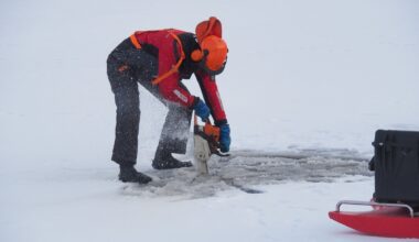 Brannvesenet, Trygg is | Gjekk ut på utrygg is: Brukte motorsag - Haugesunds Avis