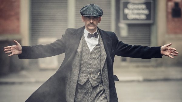 ANBEFALT SERIE PÅ NETFLIX: «Peaky Blinders» er herlig mørk og heftig actiondrama om forbryterbanden Peaky Blinders voldsomme liv og levned etter 1. verdenskrig.