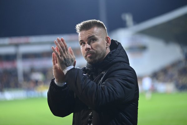 FOTBALL: Marcus Pedersen takker Briskebybanden under sesongavslutningen mot Lillestrøm søndag.