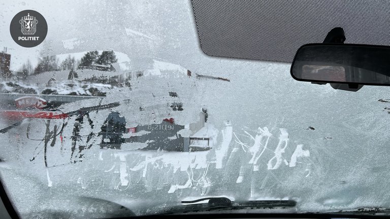 Kongsberg, Førerkortbeslag | Kvinne kjørte med isete frontrute – mistet lappen