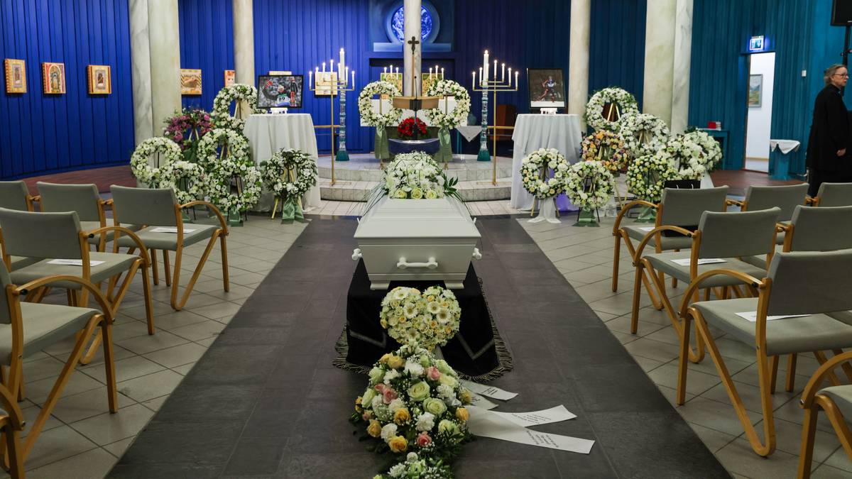 et rom med bord og stoler