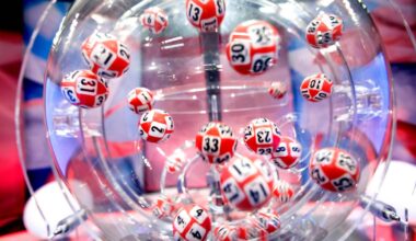 En gruppe røde og hvite kuler