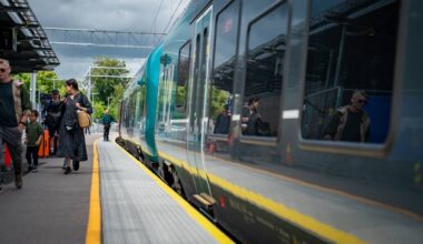 Konduktør på perrongen i Tønsberg, Vestfoldbanen