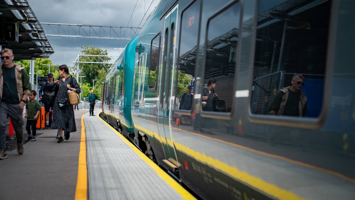 Konduktør på perrongen i Tønsberg, Vestfoldbanen