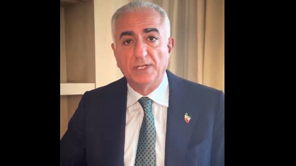 OPPMUNTRER: Reza Pahlavi II på en video han har publisert 9. januar der han oppfordrer flere om å delta i protestene i Iran mot regimet. Pahlavi, født i 1960, er sønn av Irans siste monark, Sjahen av Iran.