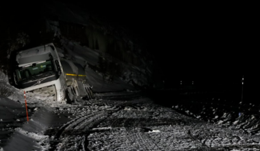 Tankbil har kjørt utfor veien og lekker bensin i Nærøysund