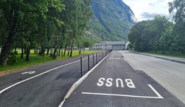 Forbereder seg på uvær og innstiller all skoleskyss mandag: - Opp til foresatte å vurdere situasjonen - Aura Avis