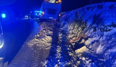 Ulykke, Trafikk | Skolebuss i grøfta på E10: – Svært mye vind