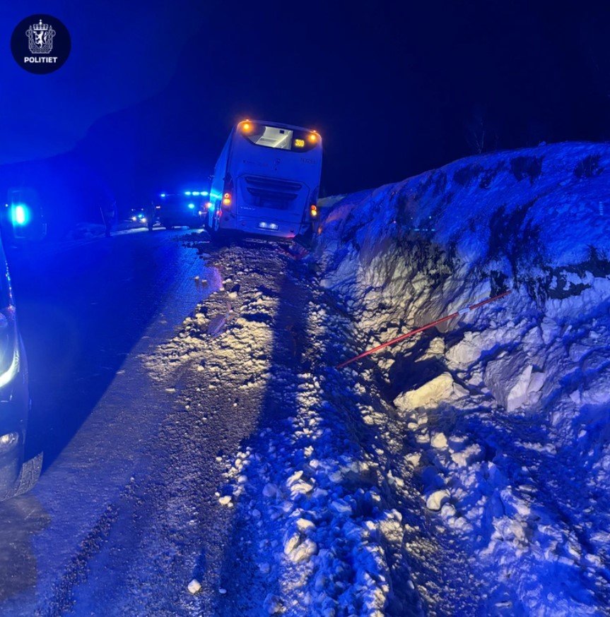 Ulykke, Trafikk | Skolebuss i grøfta på E10: – Svært mye vind