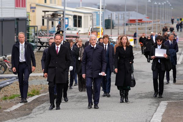 Longyearbyen 20250814. 
Kronprins Haakon, statsminister Jonas Gahr Støre og justisminister Astri Aas-Hansen deltar på folkefest på torget i Longyearbyen. Statsministeren, justisministeren og kronprins Haakon besøker Svalbard i forbindelse med at det er 100 år siden Svalbard ble en del av kongeriket Norge.
Foto: Lise Åserud / NTB