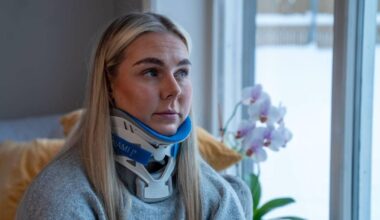 en kvinne med krage rundt halsen (Bildebeskrivelsen er laget av en KI-tjeneste)