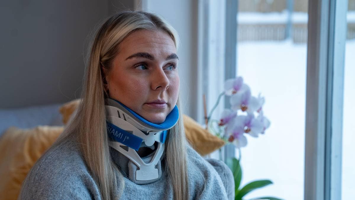 en kvinne med krage rundt halsen (Bildebeskrivelsen er laget av en KI-tjeneste)