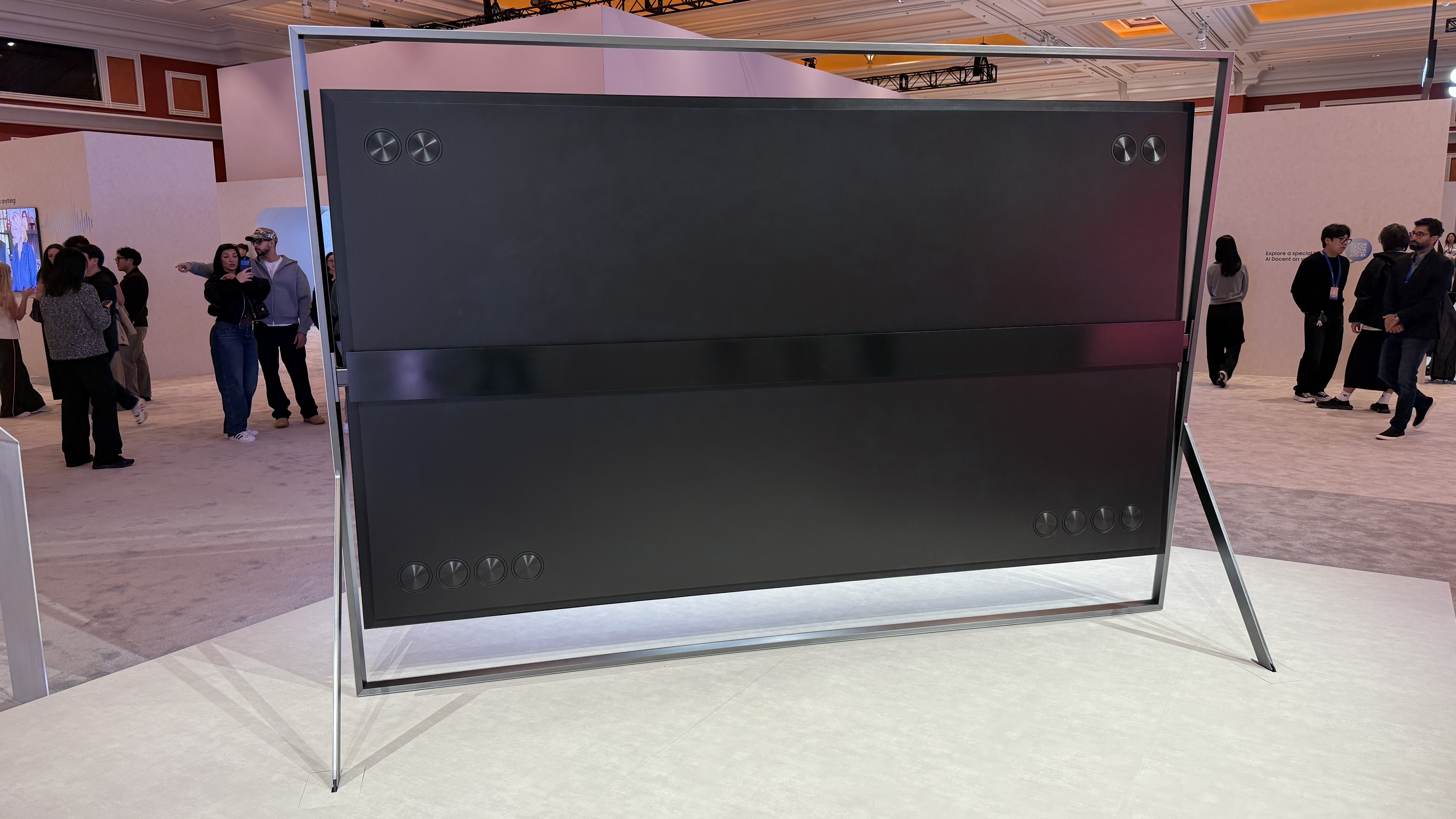 Samsungs Micro RGB TV p&aring; CES 2026, som viser bassenheter p&aring; baksiden