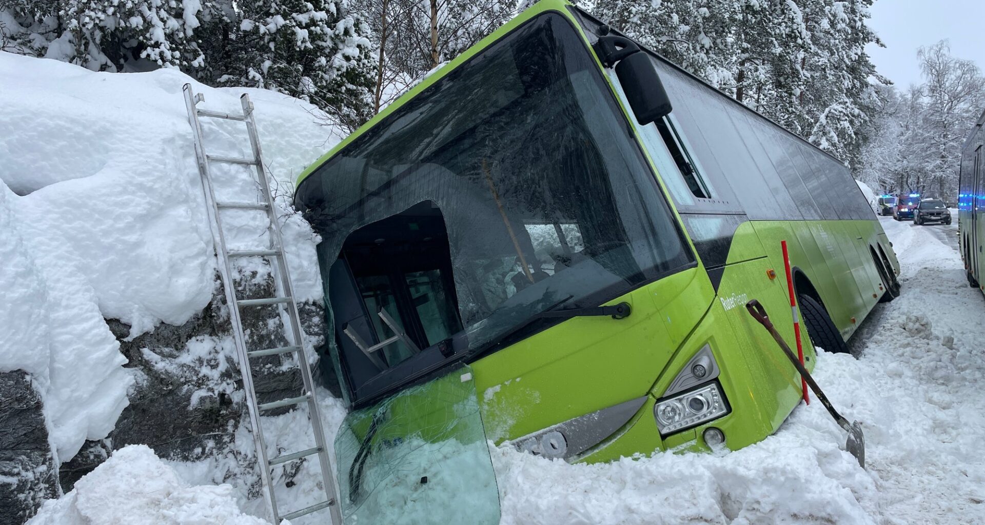 Trafikk, Bussulykke | Måtte klatre ut av frontruta - Romerikes Blad
