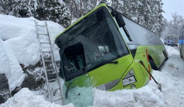 Trafikk, Bussulykke | Måtte klatre ut av frontruta - Romerikes Blad
