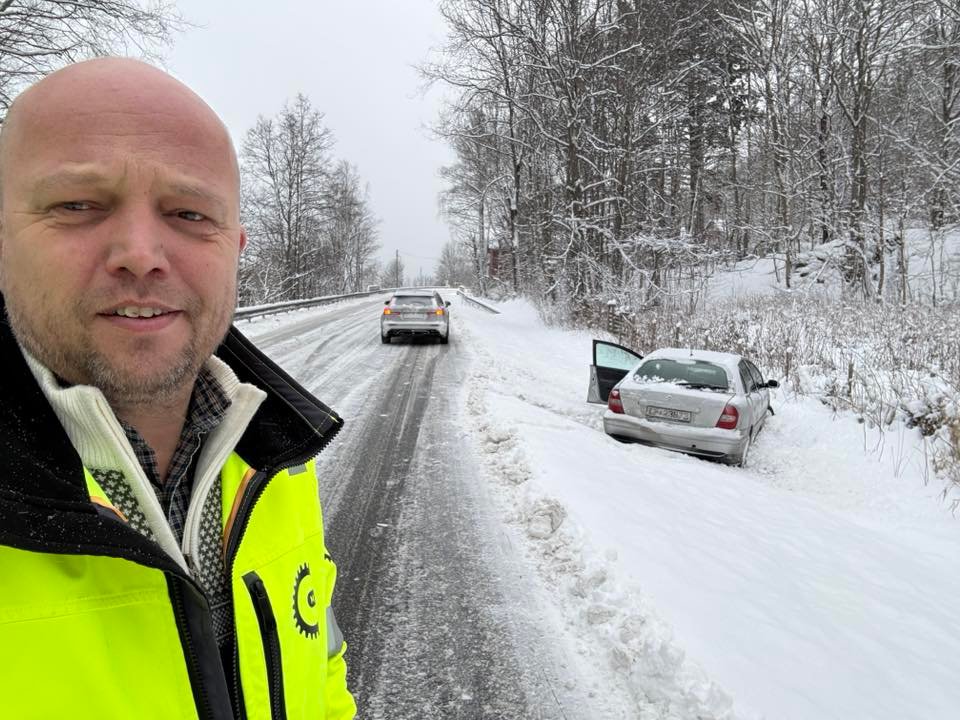Trafikk, Trygve Slagsvold Vedum | Slik avsluttet Trygve Gjøvik-besøket – hjalp bilist som havnet i grøfta