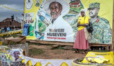 Plakater med gul bakgrunn har bilete av president Yoweri Museveni. Dei oppmodar til å stemme på Museveni.