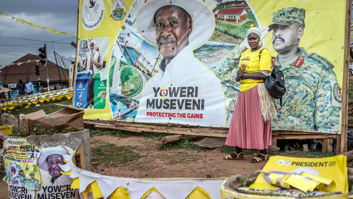 Plakater med gul bakgrunn har bilete av president Yoweri Museveni. Dei oppmodar til å stemme på Museveni.